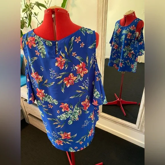 (💰$3 for $15) Size 18 Crossroads Cold shoulder top, blue with red floral print - Picture 6 of 9